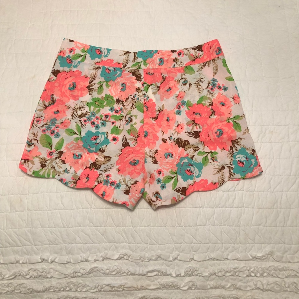 NWT Floral, Scalloped Hem Shorts